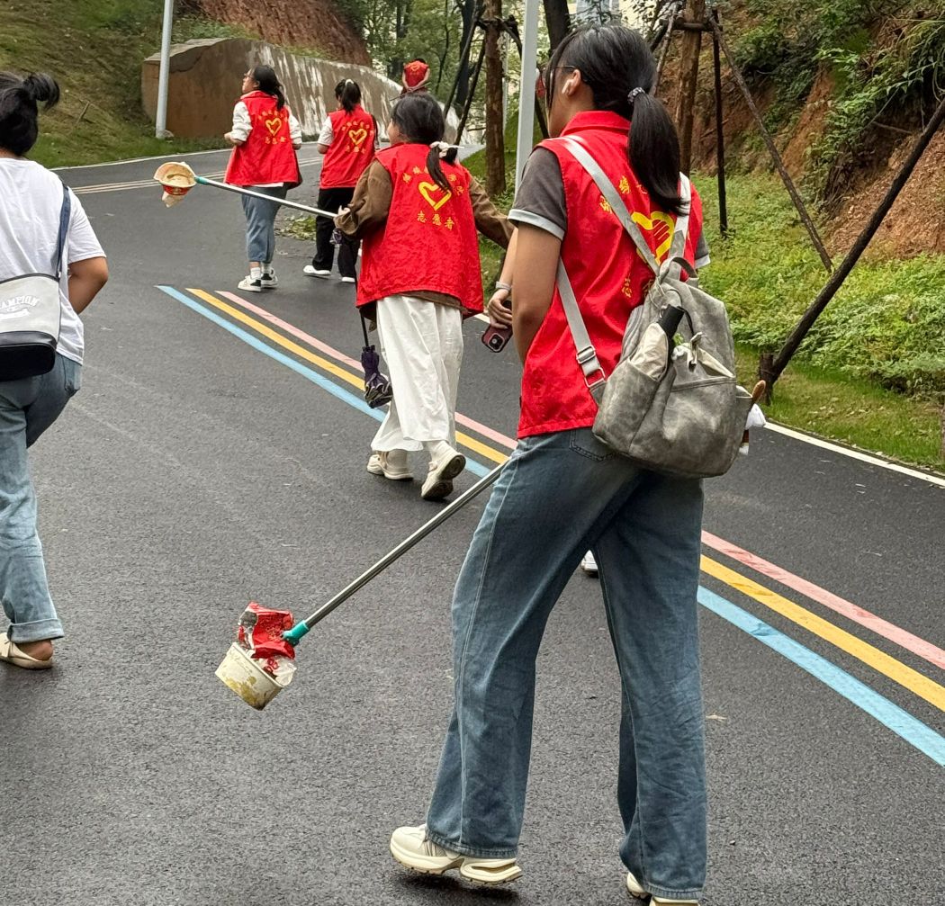 5.16志愿活动照片2.jpg